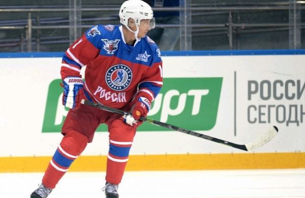 <br />
Путин вышел на лед катка на Красной площади в матче Ночной хоккейной лиги<br />
