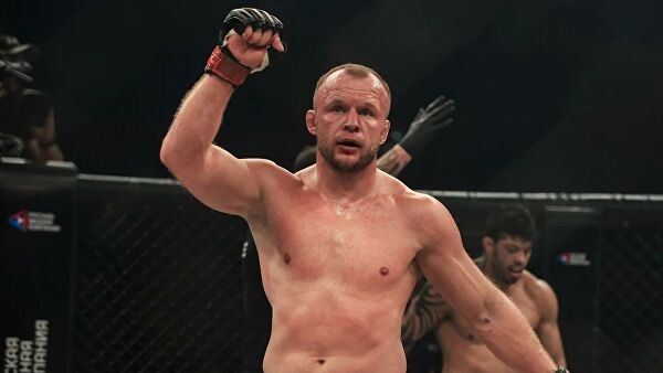 <br />
Россиянин Шлеменко задушил бывшего бойца UFC<br />
